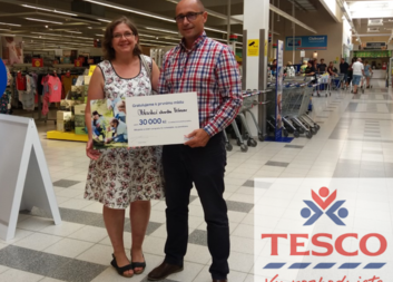 Přebrali jsme šek na 30 000,- Kč. Děkujeme veřejnosti i nadačnímu fondu Tesco.