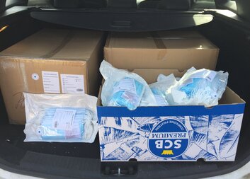 Roušky rozdáme těm, kteří si je sami pořídit nemohou