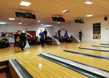 Bowlingové centrum rozezněl smích podporovatelů tišnovské Charity