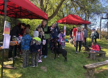 Zúčastněte se tradičního turistického pochodu a cyklojízdy na Pernštejn a podpořte Domácí hospic Porta Vitae
