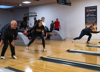 Charitativní bowling v Tišnově: Rekordní účast i výtěžek pro dobrou věc